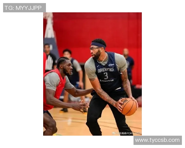 独行侠训练照曝光弗拉格与安东尼戴维斯激烈对抗展现竞争精神 独行侠训练照曝光弗拉格与安东尼戴维斯激烈对抗展现竞争精神