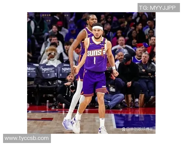 布克半场展现得分能力9投4中贡献14分2板5助表现抢眼