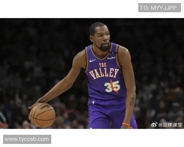 杜兰特幽默回应打球与刷推特的时间安排只需几秒钟轻松搞定