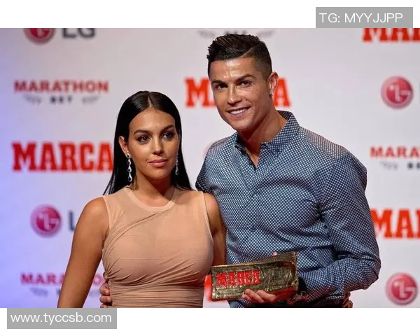 C罗惊喜不已女儿万圣节装扮令人意想不到的创意与惊艳 C罗惊喜不已女儿万圣节装扮令人意想不到的创意与惊艳