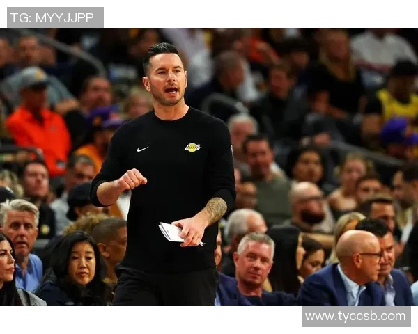 浓眉称赞里夫斯表现出色球迷高喊MVP展现支持与期待 浓眉称赞里夫斯表现出色球迷高喊MVP展现支持与期待