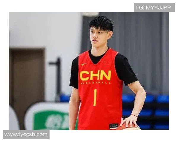 曾凡博亮相澳门布鲁克林篮网全队正式抵达开启新征程