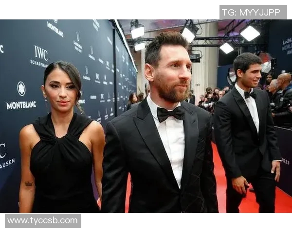 安东内拉社媒分享与梅西甜蜜合影为国家队加油助威 安东内拉社媒分享与梅西甜蜜合影为国家队加油助威