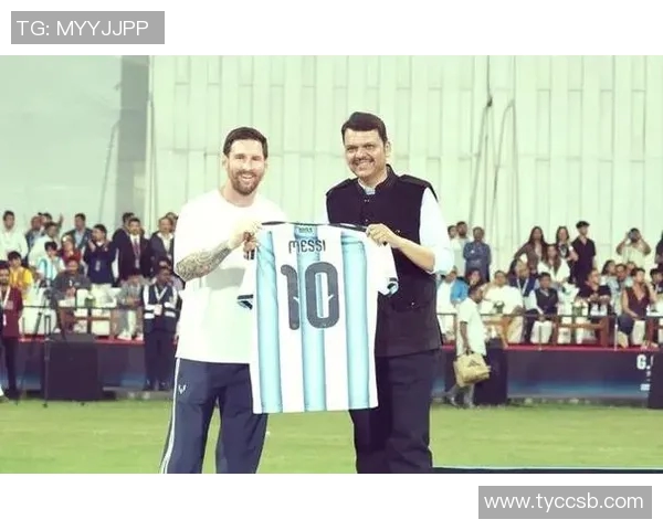 梅西合影时小球员被挤开德保罗出手推开不满插队者