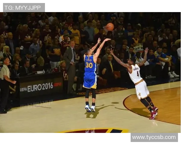 库里生涯第111次半场得分20并贡献5记三分球超越利拉德64次成就辉煌