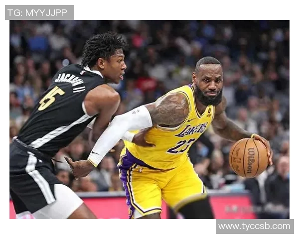 湖人本赛季对阵鹈鹕三战全胜展现强大实力与稳定表现