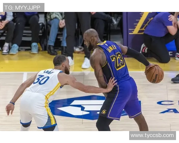 库里解析球队四人得分20的战术布局与个人影响力