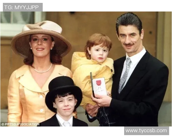 64岁红军名宿拉什与16岁女友订婚焕发新生活激情