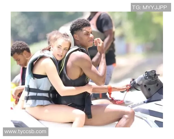 64岁红军名宿拉什与16岁女友订婚焕发新生活激情