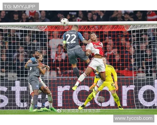 阿贾克斯中场克拉森庆祝进球时意外受伤队友撞击引发关注 阿贾克斯中场克拉森庆祝进球时意外受伤队友撞击引发关注